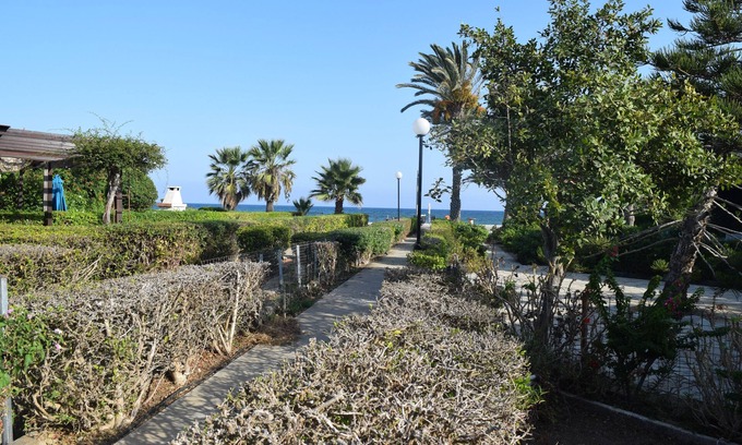 Larnaca House | Cozy holiday beach house 30 steps away from the beach