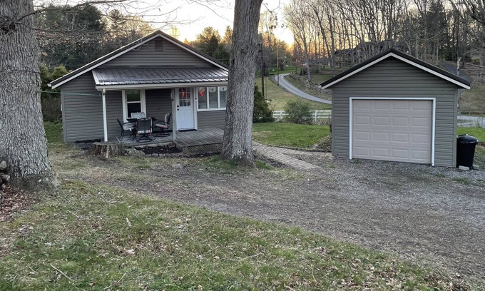 Fayetteville House | Cozy home 2 miles from town - easy access.