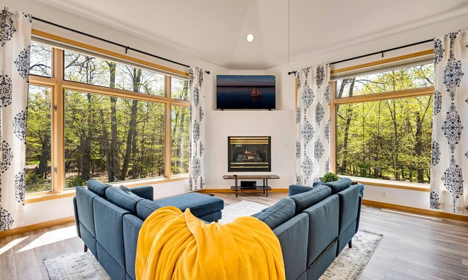 Sister Bay House | Cozy Home - 3 min to Sister Bay Downtown, Beach, & Pirates Cove Adventure Golf