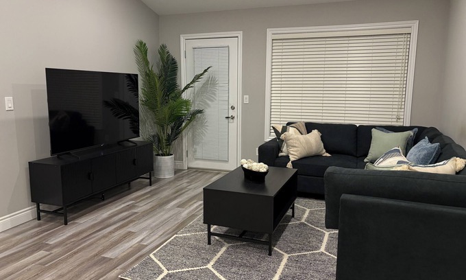 Windsor House | Cozy home, 4 mins drive to Windsor airport & 10 mins drive to Detroit border