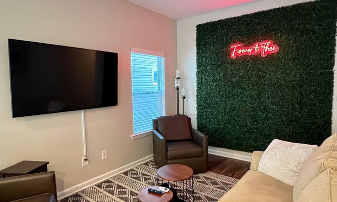 Columbia House | Cozy home blocks from the river front & downtown West Columbia!