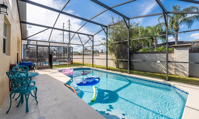 Haines City House | Cozy Home by a Golf Course with pool and 20 min from Disney, not party property