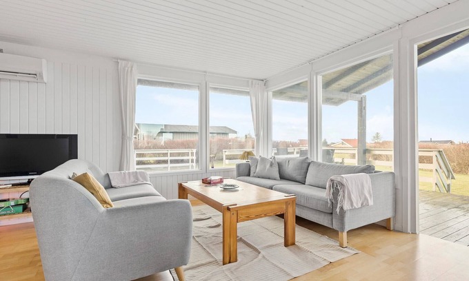 Bønnerup Strand House | Cozy home in Glesborg with kitchen