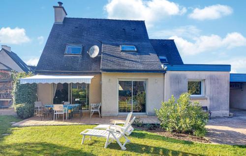 Locquenole House | Cozy Home In Locquénolé With Kitchen