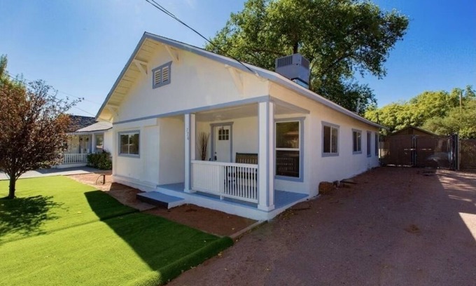 Cottonwood House | Cozy Home in Old Town on Main St 2BED-2BA Steps away from wine & food!