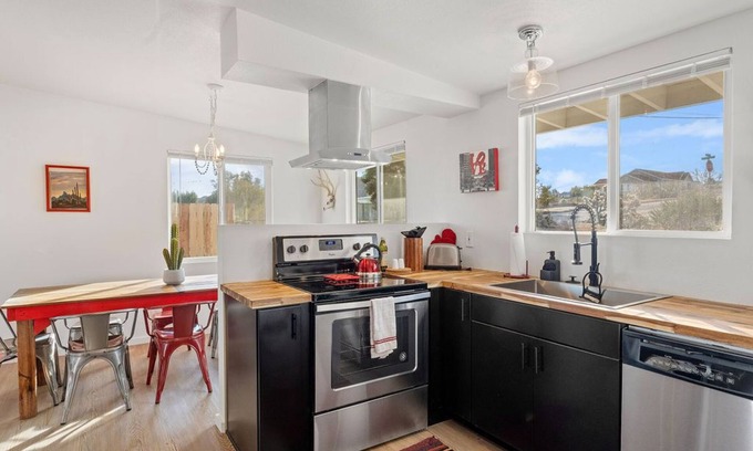 Joshua Tree House | Cozy home in the heart of JT village w/AC, hot tub