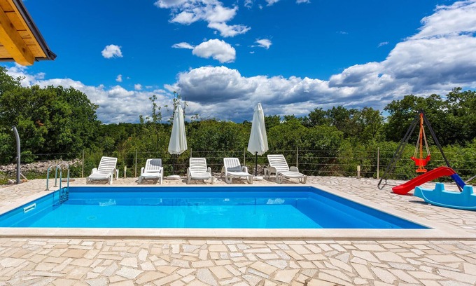 Sarsoni House | Cozy home in Viskovo with kitchen