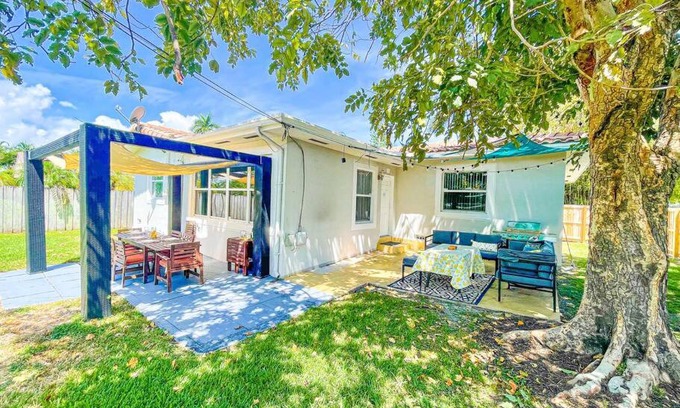 South Lake Villa | Cozy Home Located 5-Min From Beach with Outdoor-BBQ-Bikes