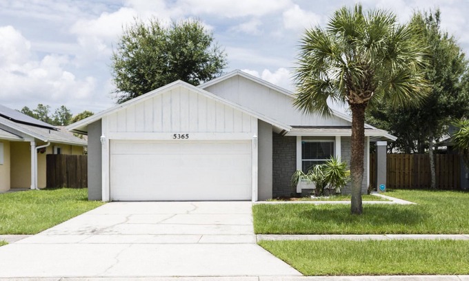 Indian Wells House | Cozy home minutes away from Disney