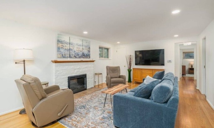 Bryant House | Cozy Home near Children's Hospital & UW Medical Center at Montlakenn