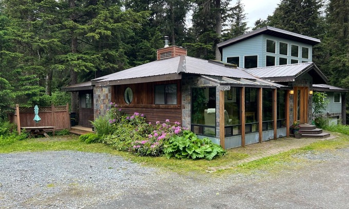Alyeska House | Cozy home perfect for 2 families. Alaska Locals Spring Special!