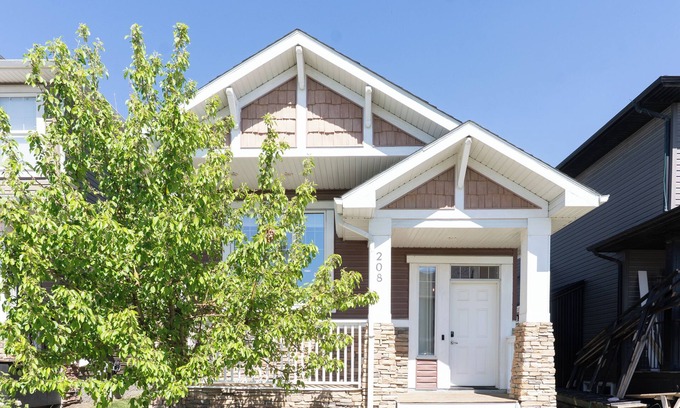 Evanston House | Cozy Home tucked away in Calgary NW. 10 min away from the YYC airport.