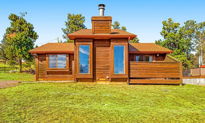 Woodland Park House | Cozy home w/Pikes Peak views, large yard, deck, gas fireplace, washer/dryer