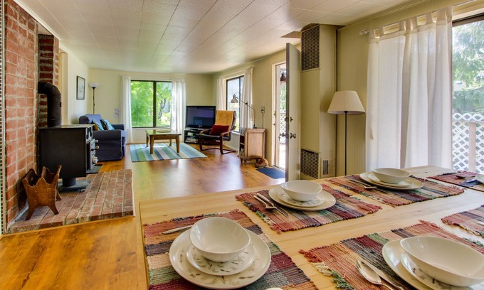 Gearhart Cottage | Cozy home w/private hot tub, near Ridge Trail and golf