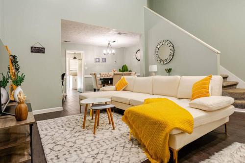 Alpharetta House | Cozy home with BBQ grill, Firepit, Basketball and Foosball