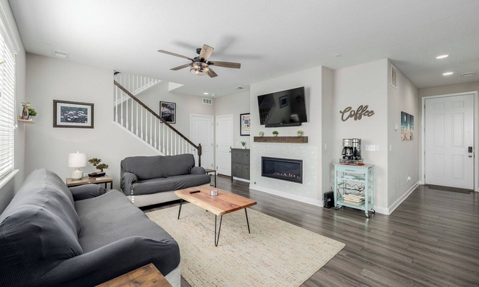 Henderson House | Cozy Home with Fireplace and Game Room 15-20 mins to Downtown