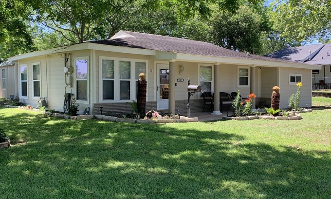 Schulenburg House | Cozy home with great landscaping and cute decor!