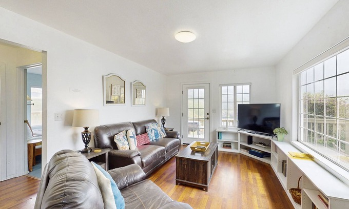 Trinidad House | Cozy home with hot tub, incredible ocean views, WiFi & private deck