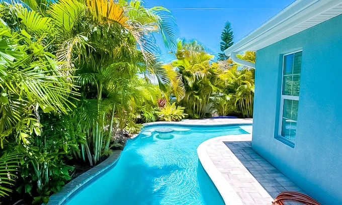 Holmes Beach Condo | Cozy Home with Private Pool, Close to the Beach! Don't Miss Out!