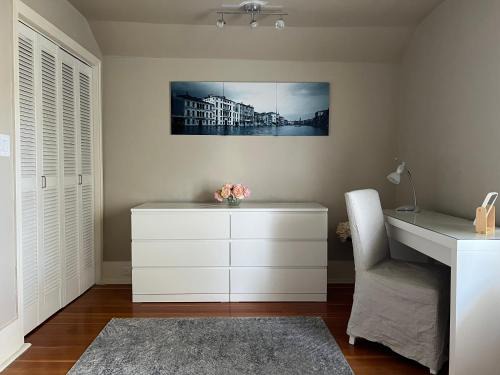 Tuxedo House | Cozy homestay in the master bedroom of a River Heights home