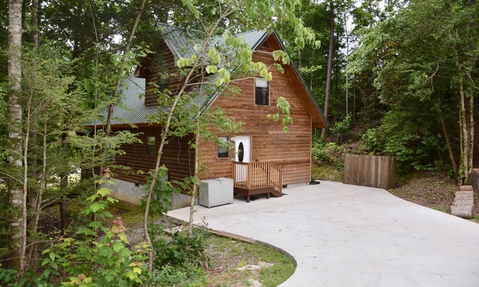 Gatlinburg Cabin | Cozy Homestyle Cabin located in the arts district! Trolly stop on our corner!