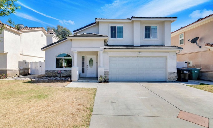 Chino House | Cozy House in gate community in center of Chino