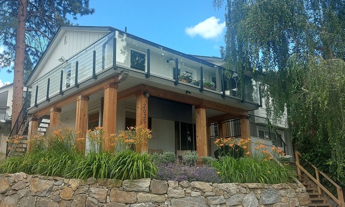 Central Okanagan House | Cozy house in the shade of pines with Lake and Mountain view