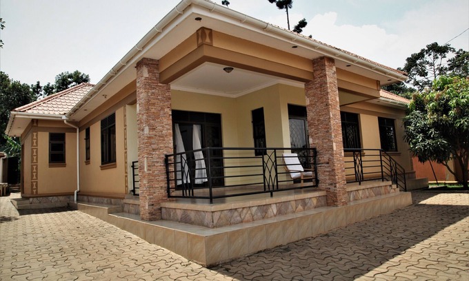 Entebbe House | Cozy house sleeps 8, minutes away from airport!