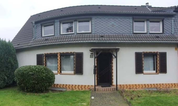 Eller Villa | Cozy house with balcony and private parking in Dusseldorf, near exhibition halls