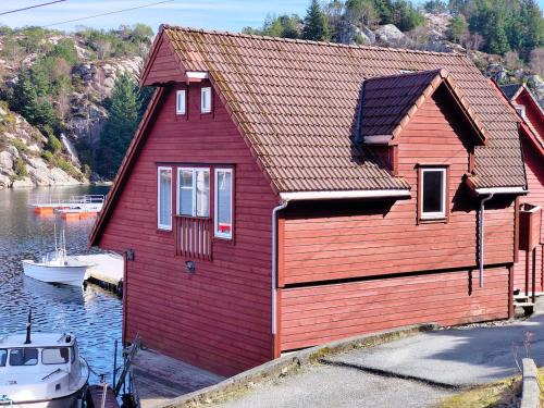Rolvsnes House | cozy house with boat dock, sauna - FJORDTID