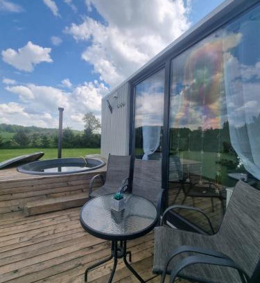 Sendvario seniunija House | Cozy Hut with the included Hot Tub-Prime Rentals