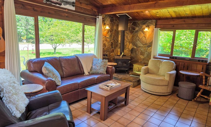 Regional District of Nanaimo Cottage | Cozy Island Cottage: BBQ, Outdoor Patio, WiFi