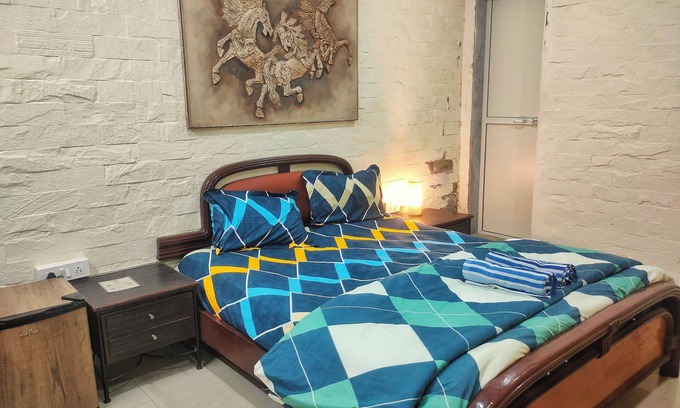 Juhu House | Cozy Ivory Room in Juhu, Mumbai.