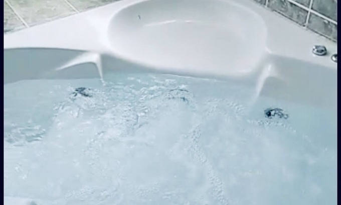 Hellshire House | Cozy Jacuzzi 2bd - 5 minutes from the beach!