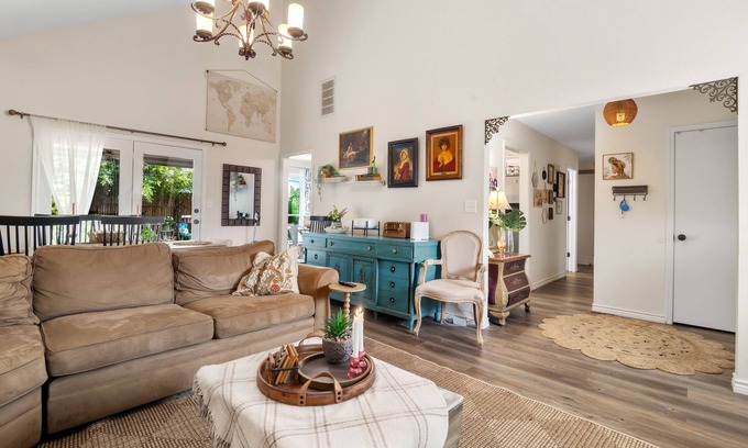 Jenks House | Cozy Jenks Cottage,3 Bed 2 Bath,Pergola,Backyard Oasis, Hosting With Heart