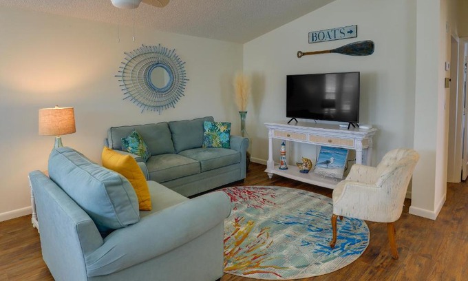 Hutchinson Island South House | Cozy Jensen Beach Home Pool Access, Walk to Beach