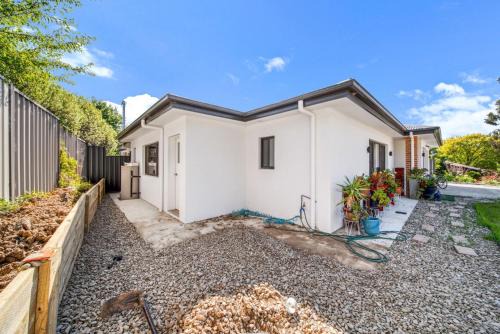 Kambah House | Cozy Kambah 1 Bedroom Near Shops & Parks