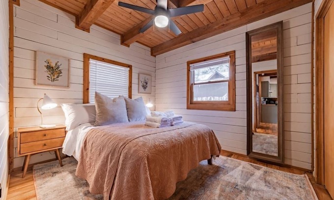 Horseshoe Bay Cabin | Cozy Kid and Pet Friendly Cabin!