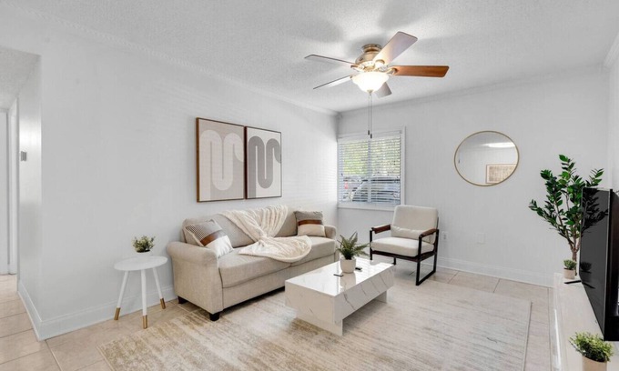 Bayshore Gardens Apartment | Cozy King APT near Bayshore! Pool/Gym/FREE parking