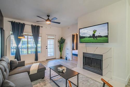North Scottsdale Apartment | Cozy King Bed Golf Pickleball Pool Hot Tub Parking