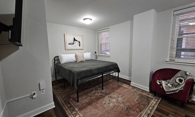 Champaign Apartment | Cozy King Bed Stay at the Historic Inman - 201
