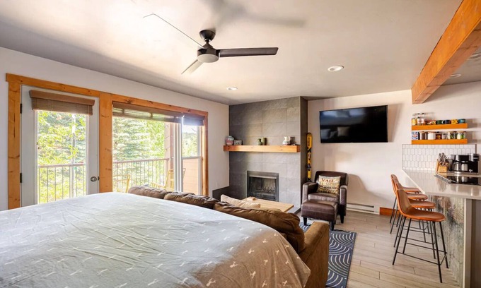 Historic District Apartment | Cozy King Studio off Main St with AC, Patio, Shared Hot Tub & Free Parking!