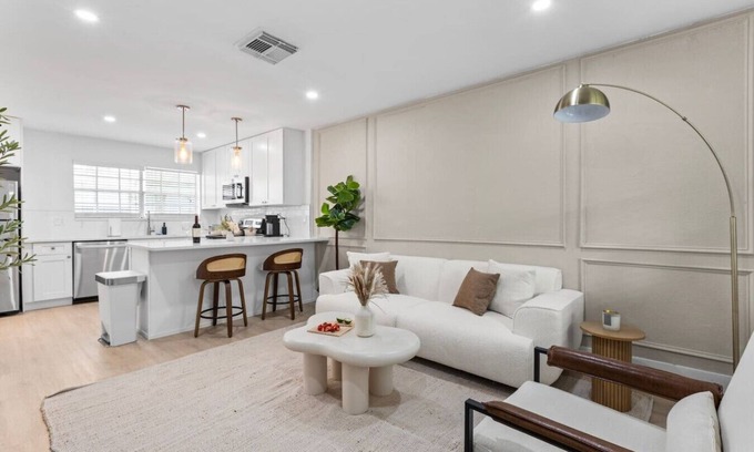 Golfview Apartment | Cozy king suite Prime Location|FREE parking & crib