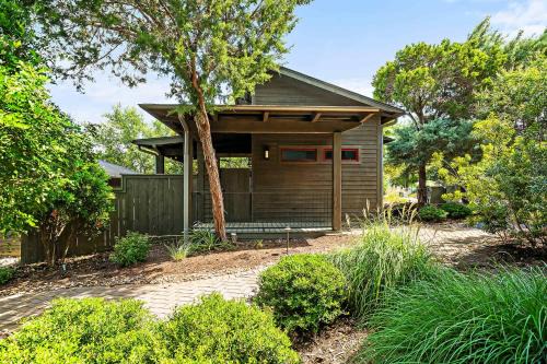 Spicewood House | Cozy Lake Cabin - 1BR Pickleball BBQ & Firepit