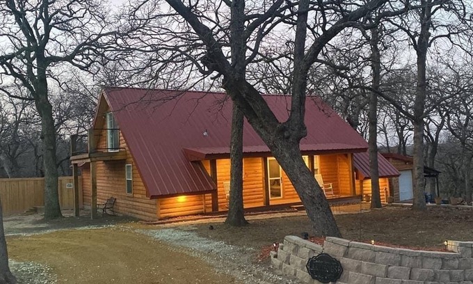 Kingston Cabin | Cozy Lake Cabin located by the sandiest beach on Lake Texoma -Excellent Fishing