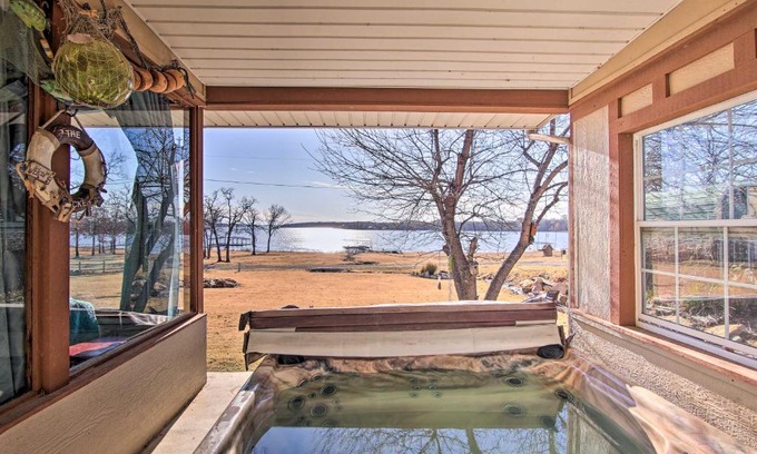 Eufaula House | Cozy Lake Eufaula Hideaway with Fire Pit and Hot Tub!