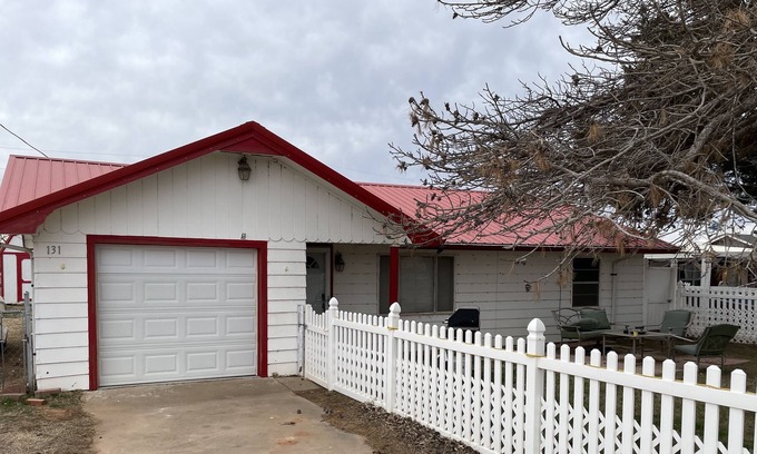Fort Cobb House | Cozy Lake House-No Cleaning Fees