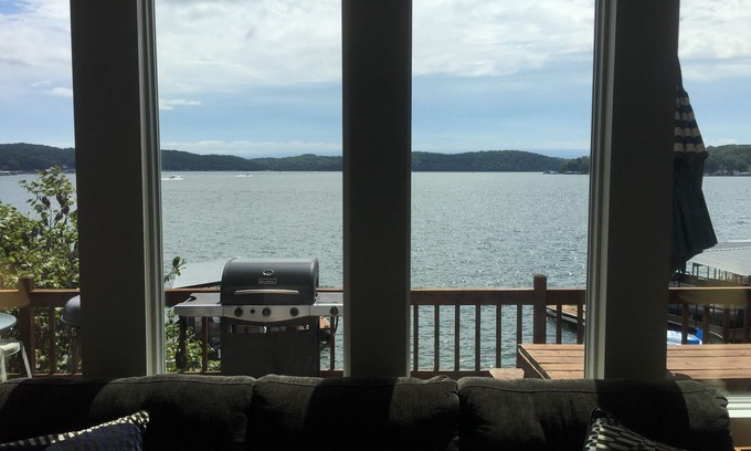 Gravois Mills House | Cozy lake in front of the home