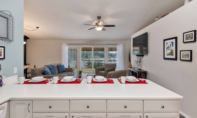 Florence House | Cozy Lake Retreat with Stunning Views! 2 separate Living areas, Pet Friendly.