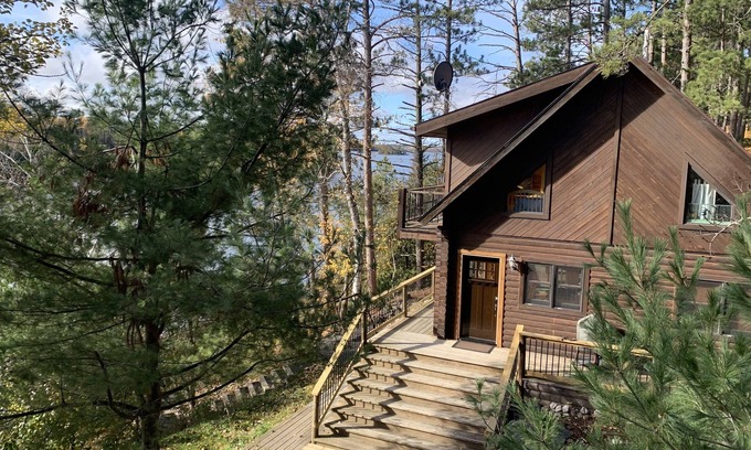 Ely Cabin | Cozy Lakefront Log Home